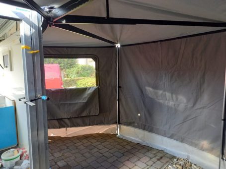 Grote tent aan een luifel van een caravan op maat